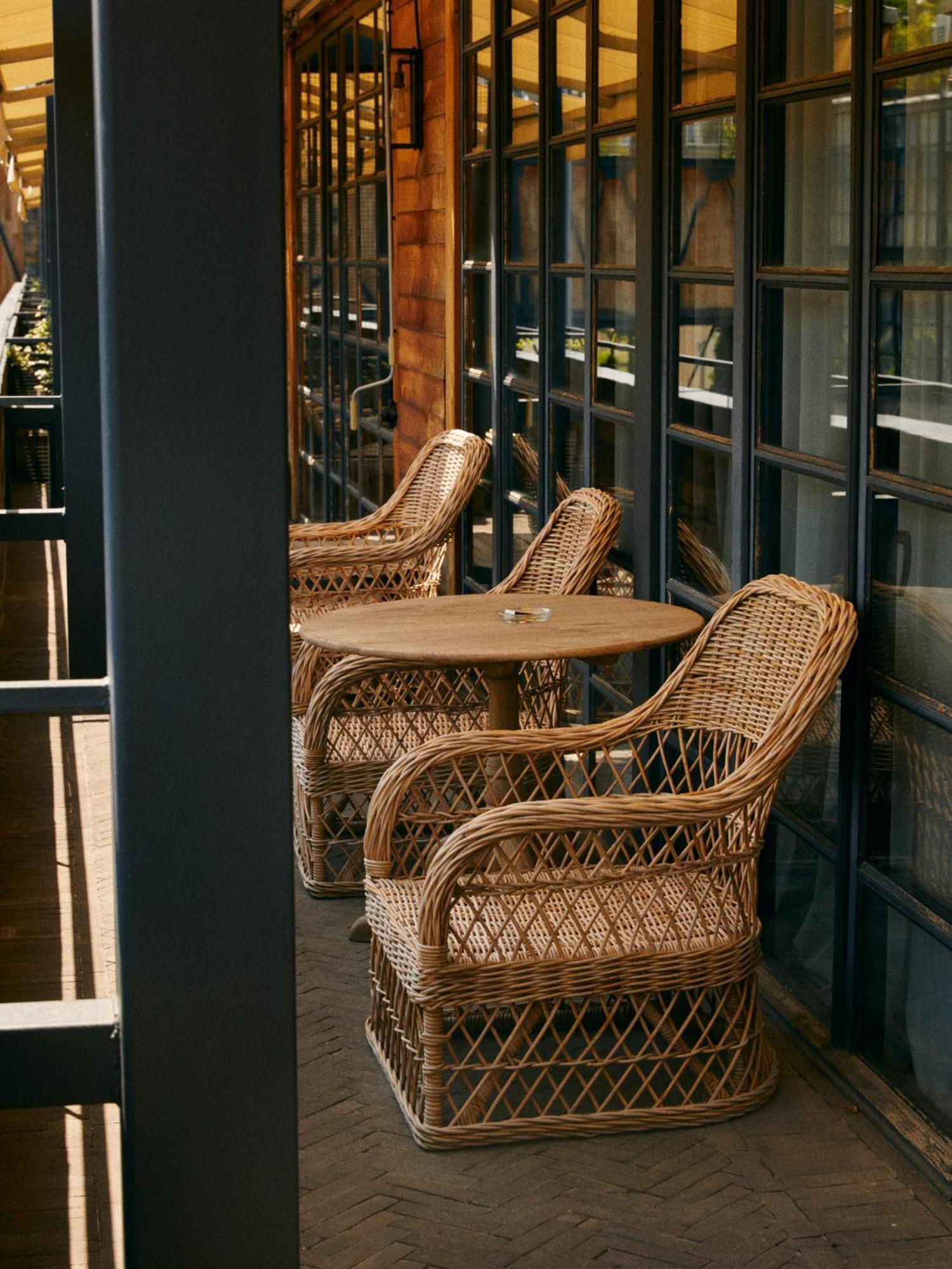 Rooms Hotel Tbilisi Exterior photo A rattan chair